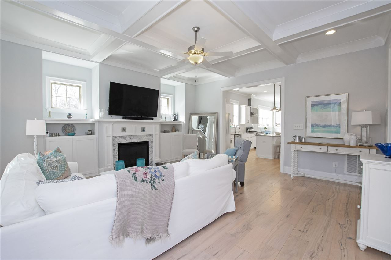 You don't normally see built-ins and trim like this.