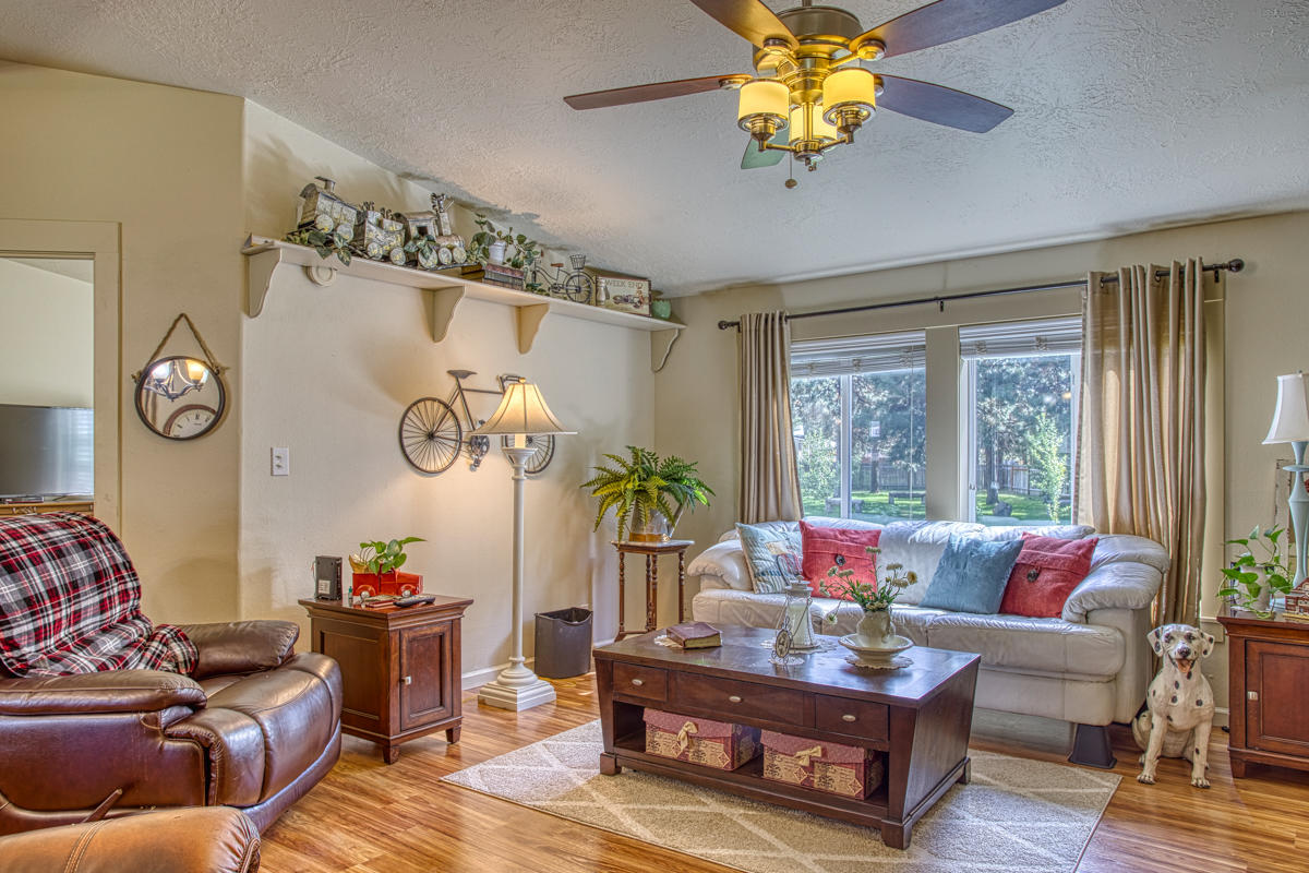 55915 Blue Eagle Road Bend, OR 97707 - Photo 18 of 31 Living Room