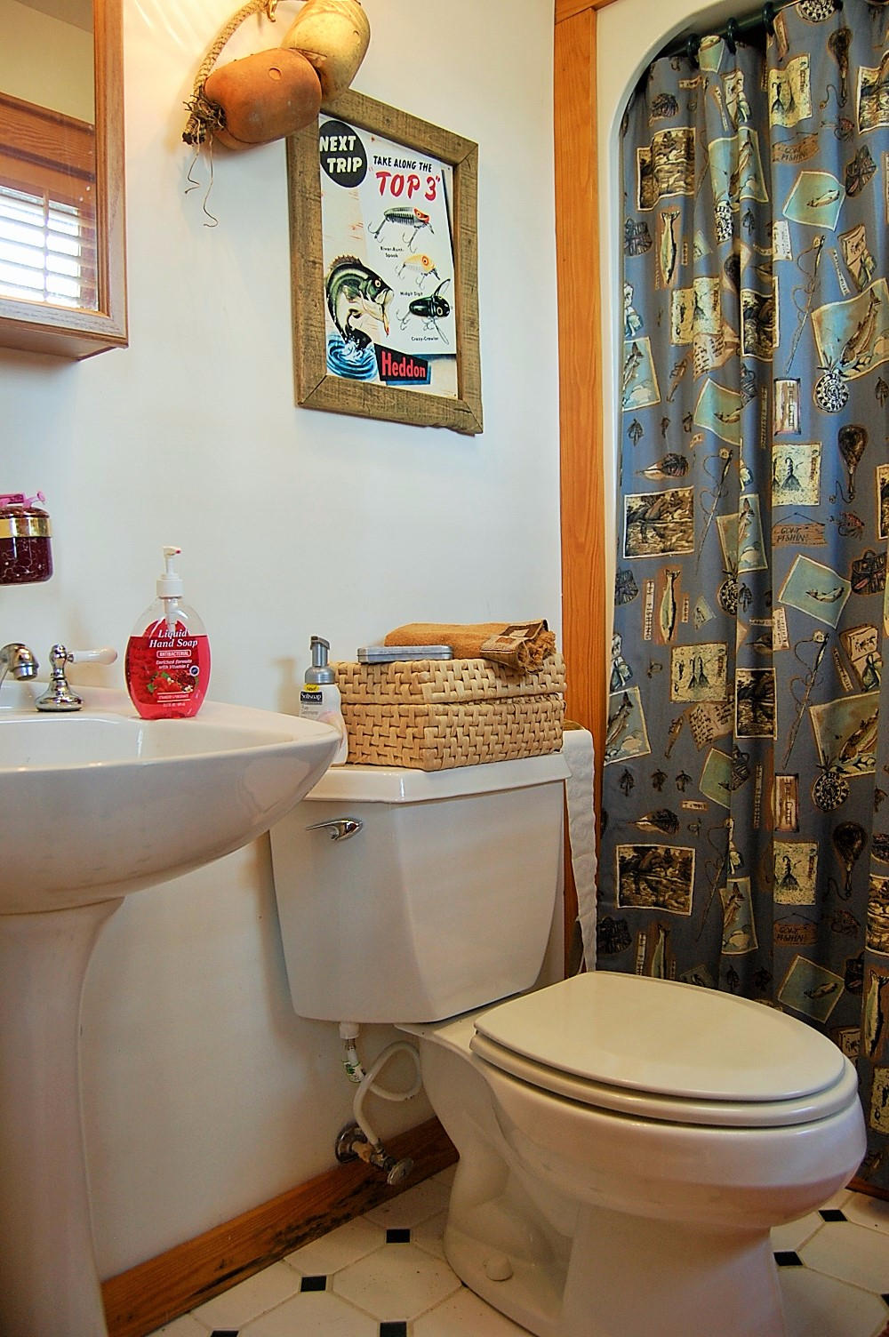 703 Lakehaven Circle Decatur, TN 37322 - Photo 17 of 38 Main level bathroom (2)