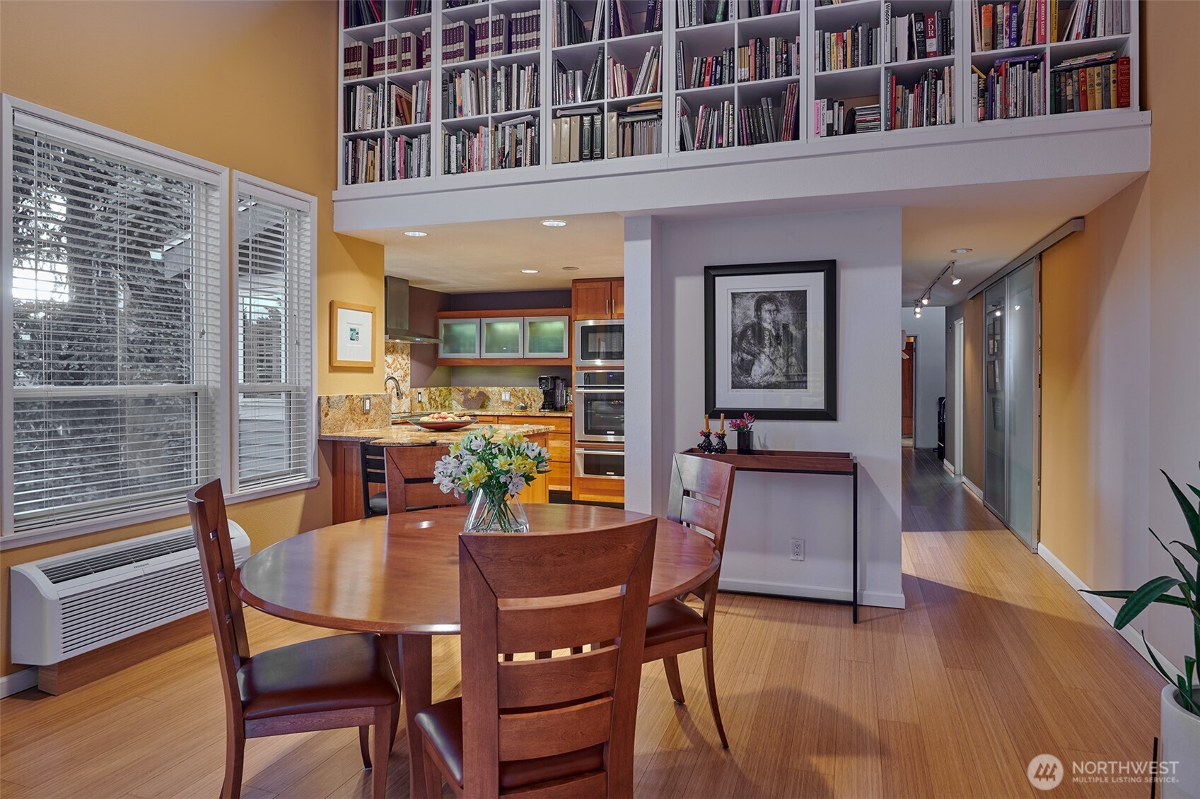 909 North 35th Street, Unit 403 Seattle, WA 98103 - Photo 7 of 37