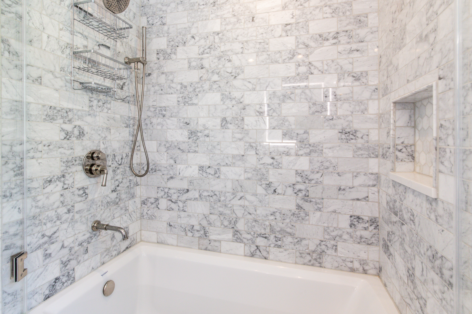 1116 South Aldine Avenue Park Ridge, IL 60068 - Photo 19 of 31 a bathroom with a bathtub