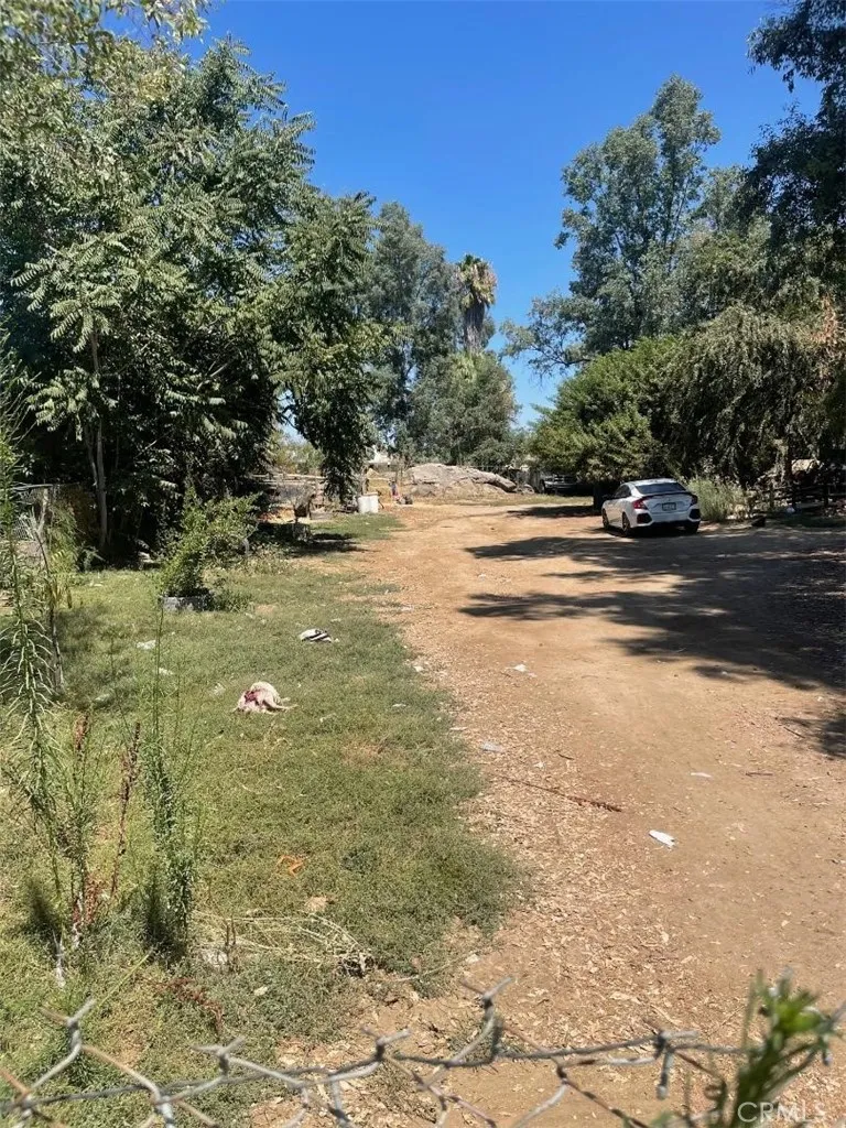21580 Lane Perris Ca Perris, CA 92570 - Photo 5 of 5 a view of a yard with an outdoor space