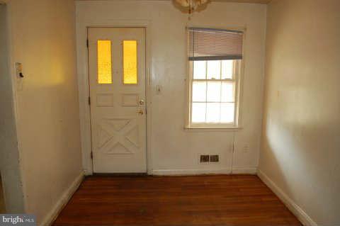 1086 Cameron Road Baltimore, MD 21212 - Photo 4 of 9 Living Room
