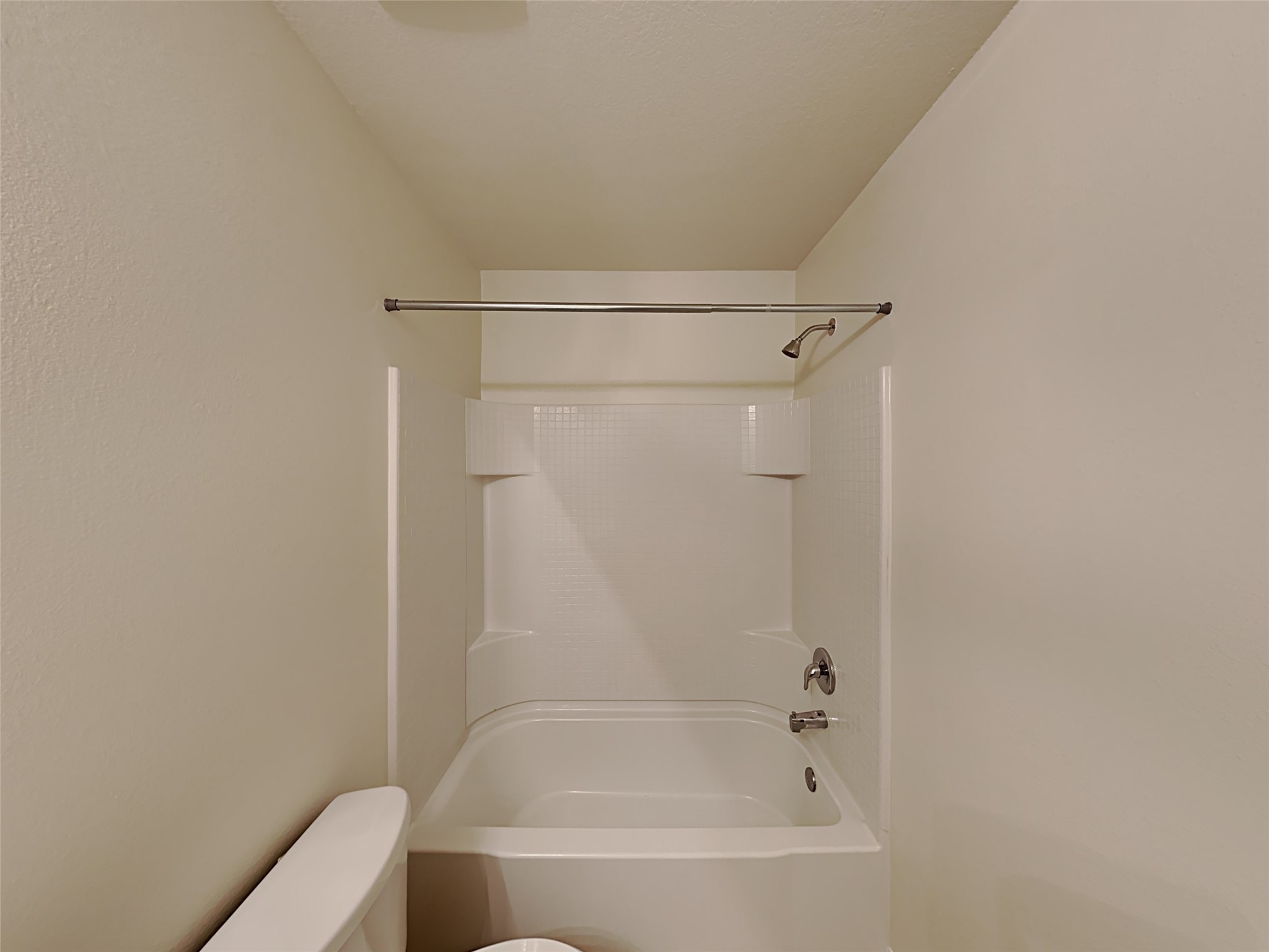 22718 Klingamans Way Hockley, TX 77447 - Photo 18 of 20 a bathroom with a bathtub