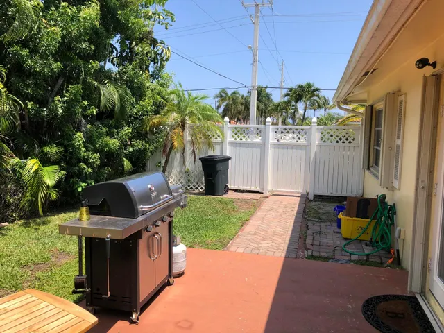 a view of a backyard