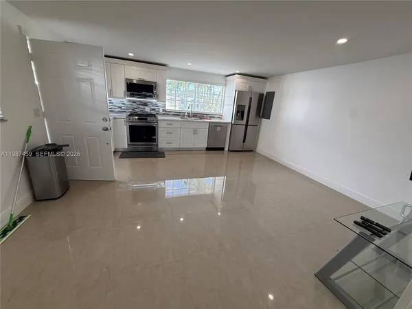 $2,000 | 11602 Northwest 58th Avenue, Unit EFF, Hialeah, FL 33012