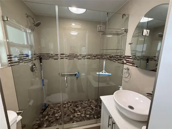 $2,000 | 11602 Northwest 58th Avenue, Unit EFF, Hialeah, FL 33012