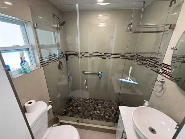 $2,000 | 11602 Northwest 58th Avenue, Unit EFF, Hialeah, FL 33012