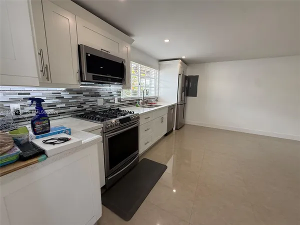 $2,000 | 11602 Northwest 58th Avenue, Unit EFF, Hialeah, FL 33012