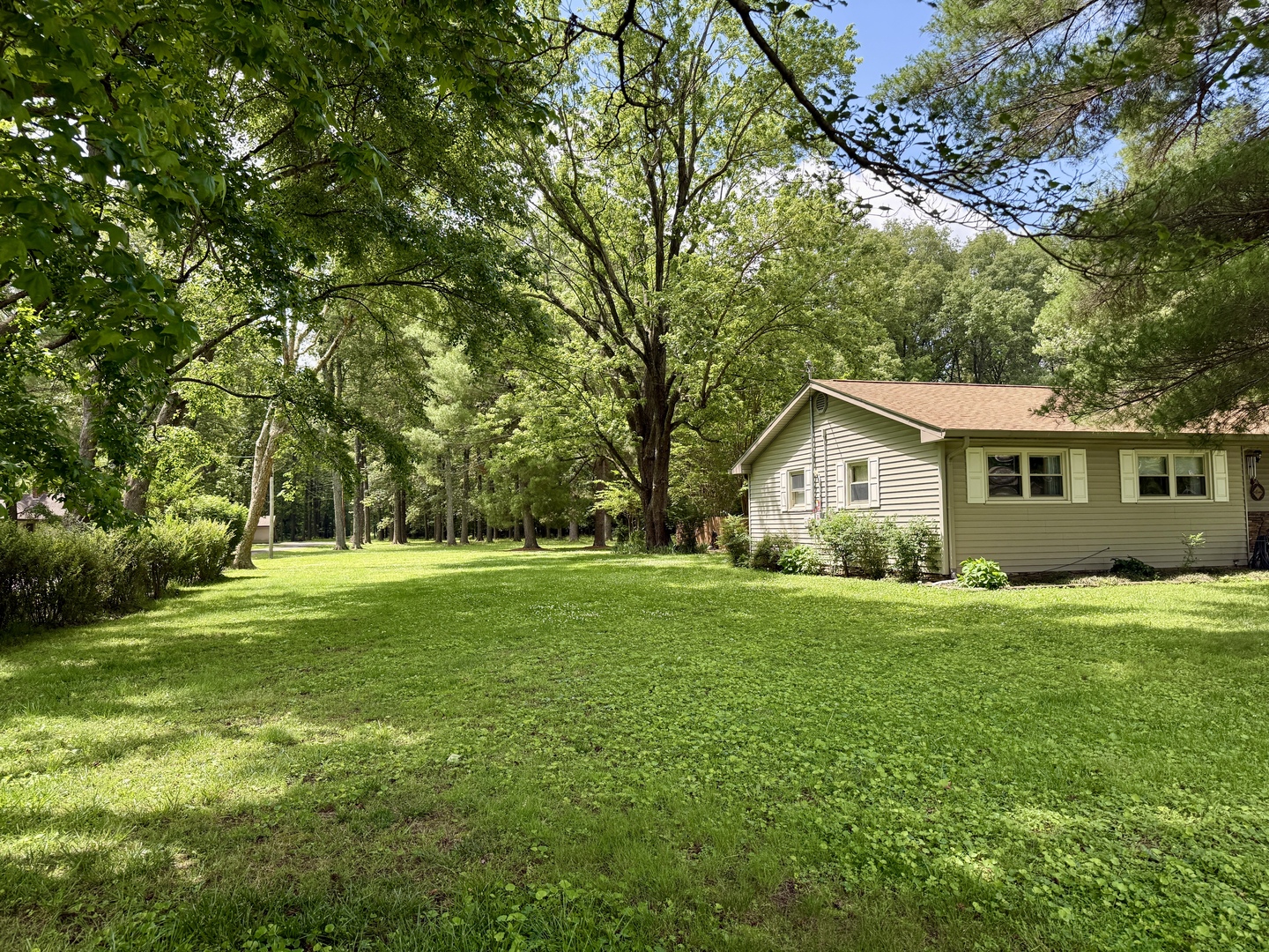 956 Country Club Road Metropolis, IL 62960 - Photo 44 of 48 a front view of a house with a yard