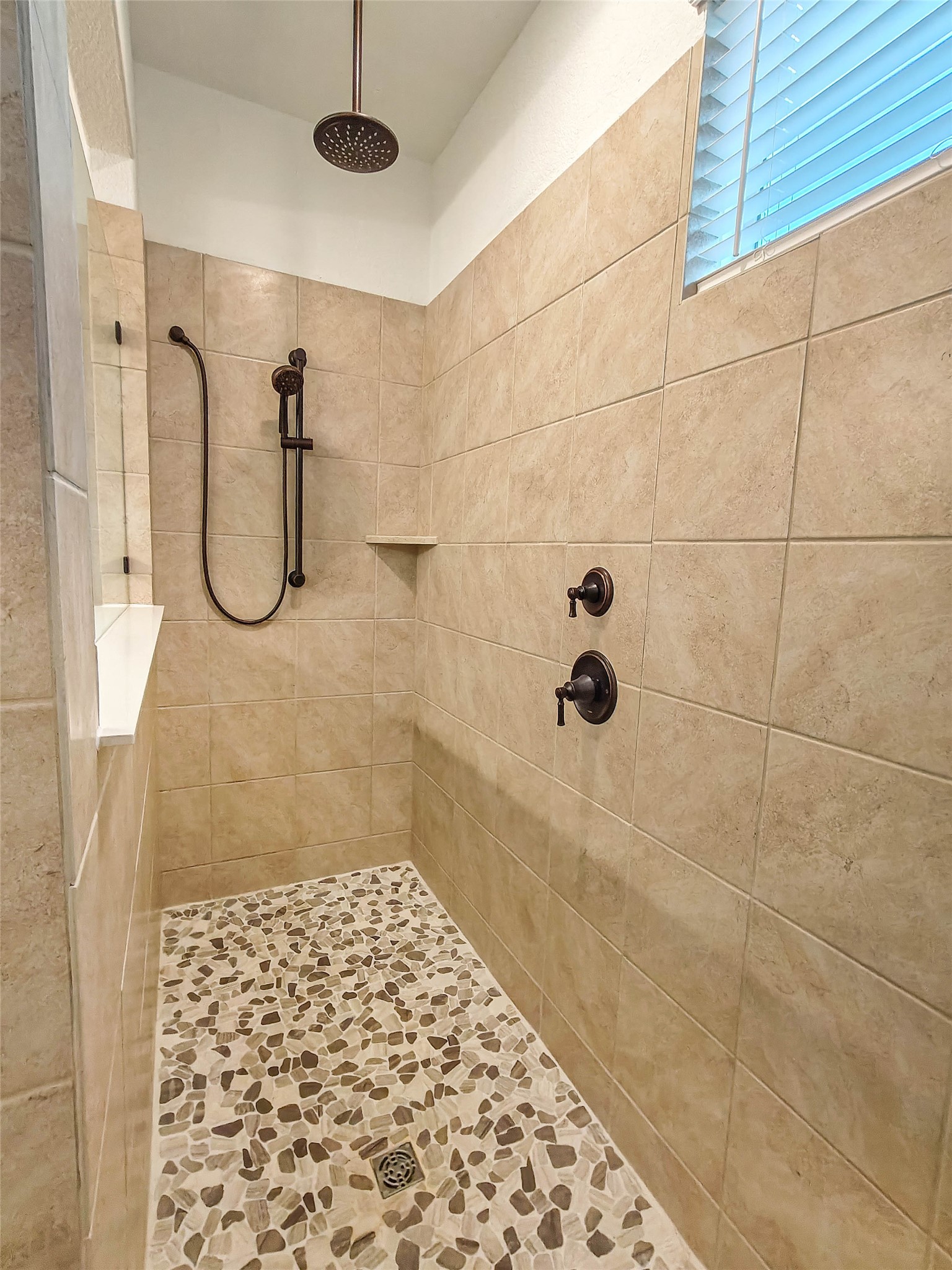 200 Fiddleneck Road Marble Falls, TX 78654 - Photo 17 of 37 a bathroom with a shower