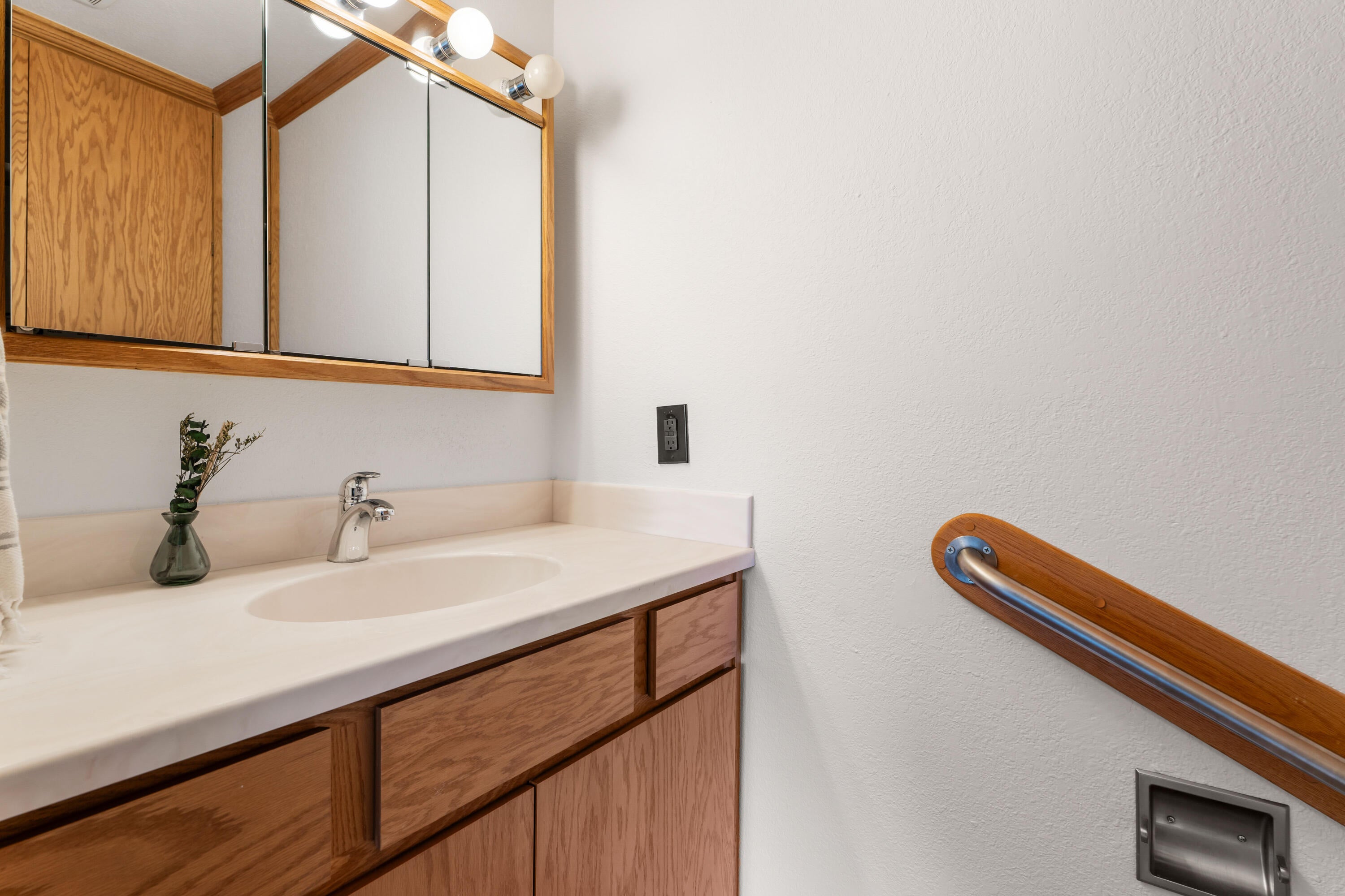 61930 Pettigrew Road Bend, OR 97702 - Photo 21 of 48 54-Bathroom