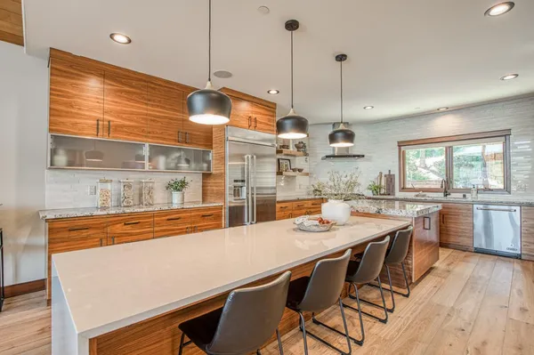 a view of a living room and kitchen
