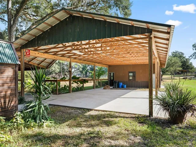a view of a backyard