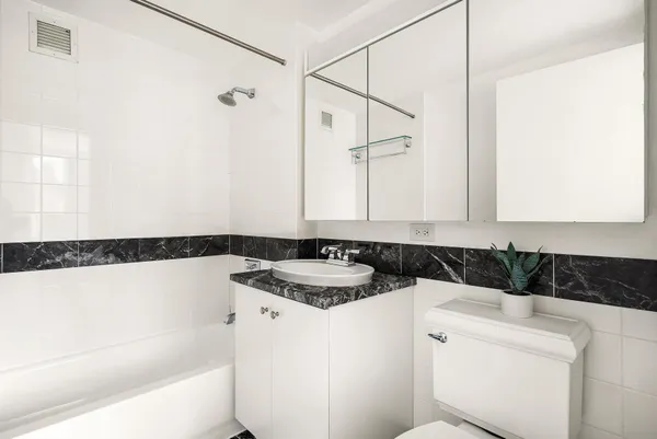 $1,289,000 | 425 Main Street, Unit 4E | Roosevelt Island
