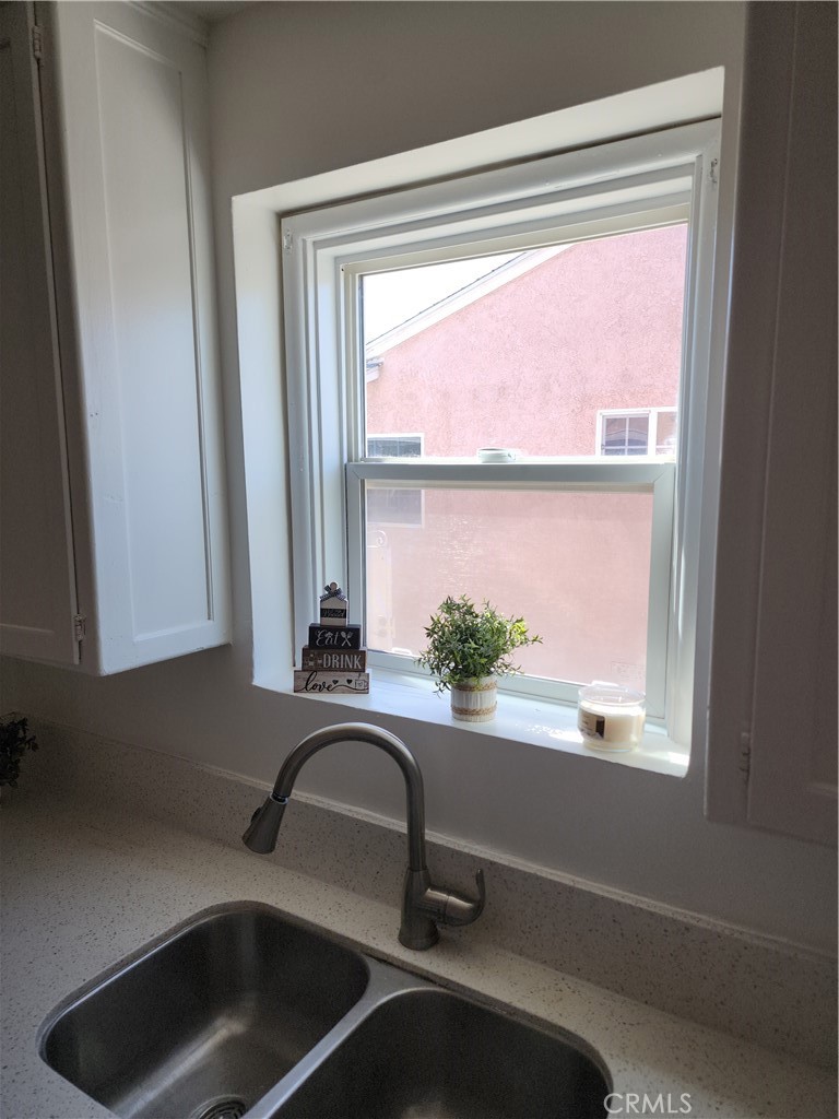 11442 Pomering Road Downey, CA 90241 - Photo 9 of 11 Kitchen Window