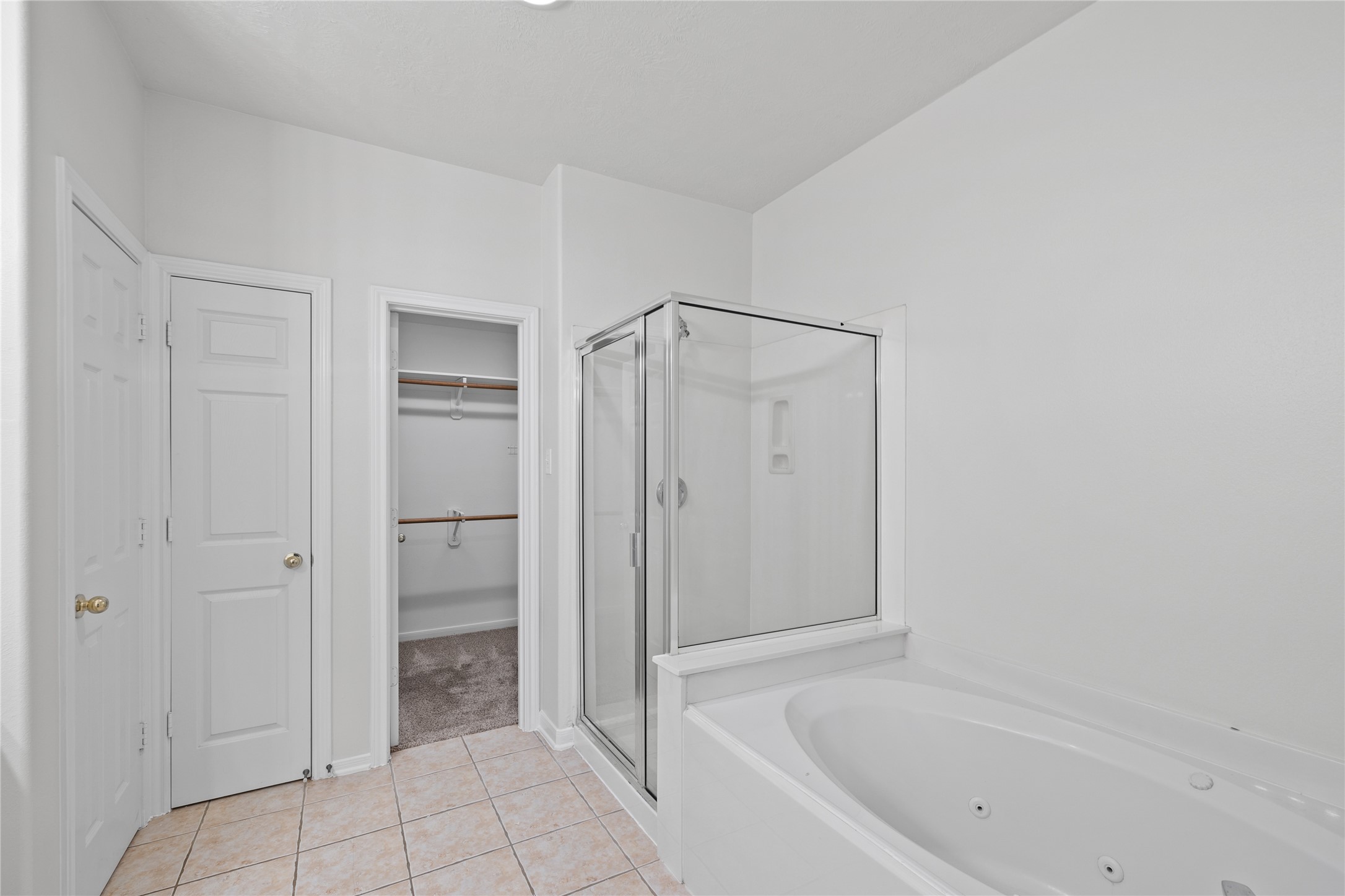 107 West Burberry Circle The Woodlands, TX 77384 - Photo 17 of 28 a bathroom with a bathtub and shower