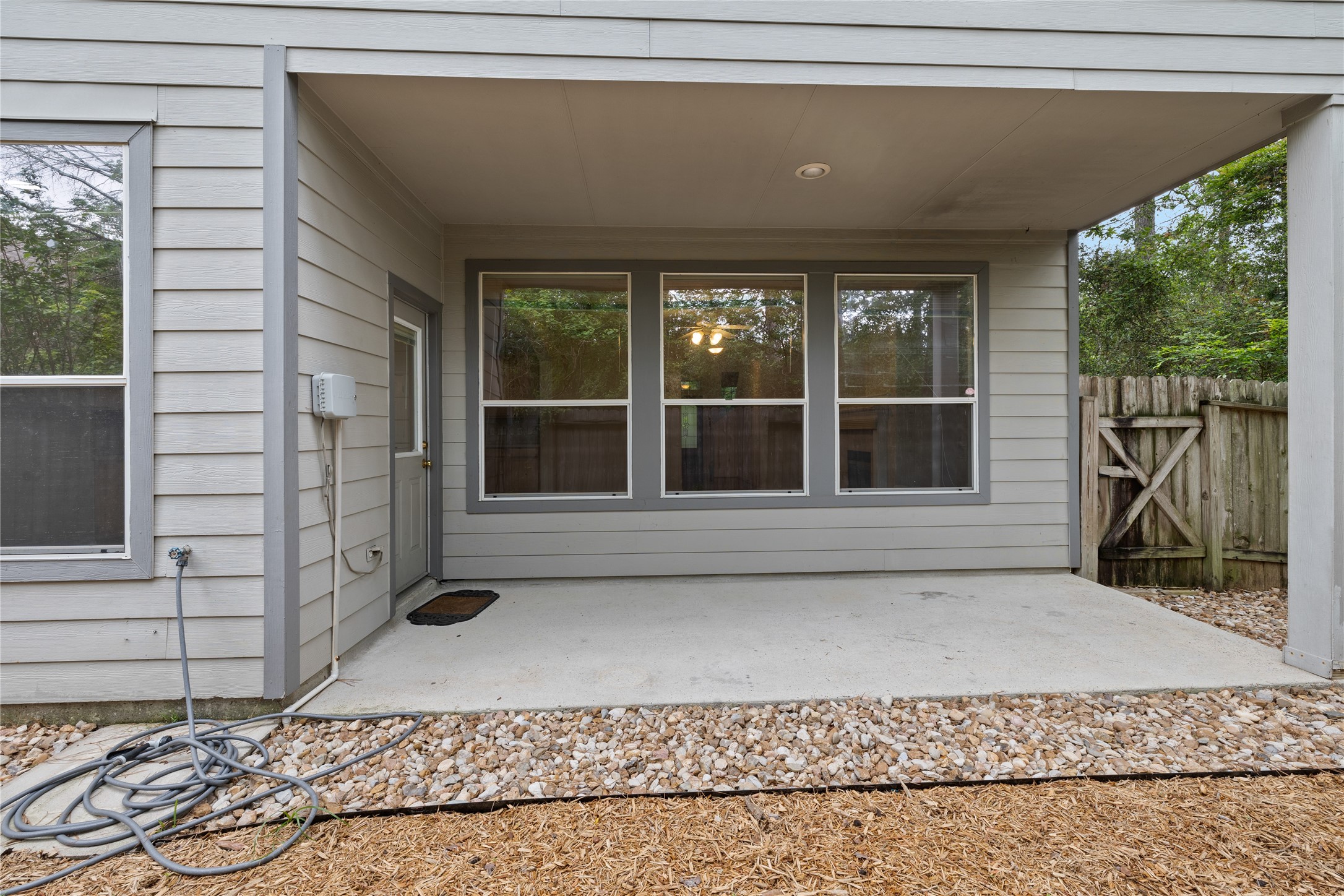 107 West Burberry Circle The Woodlands, TX 77384 - Photo 25 of 28 a living room with a couch