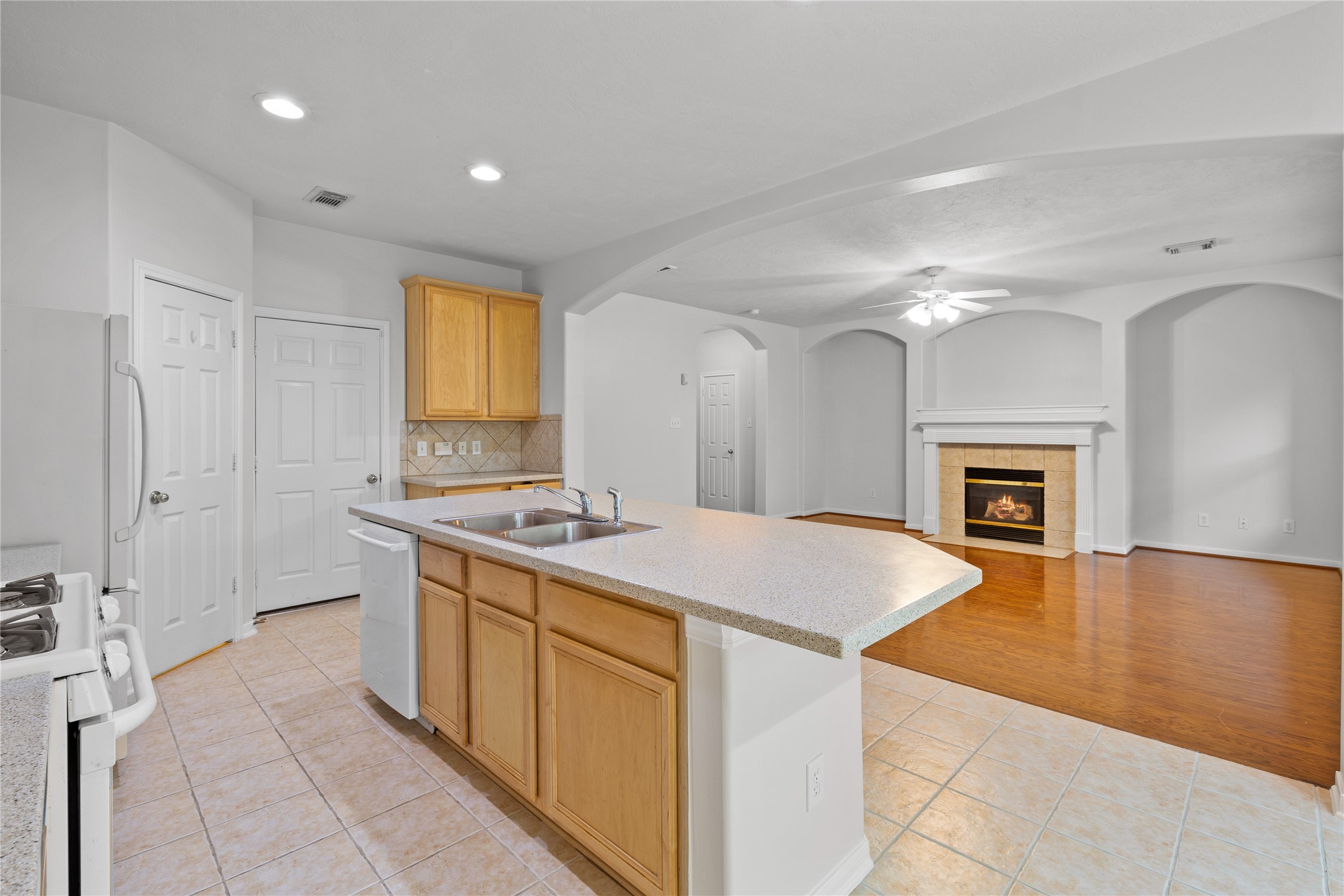 107 West Burberry Circle The Woodlands, TX 77384 - Photo 6 of 28