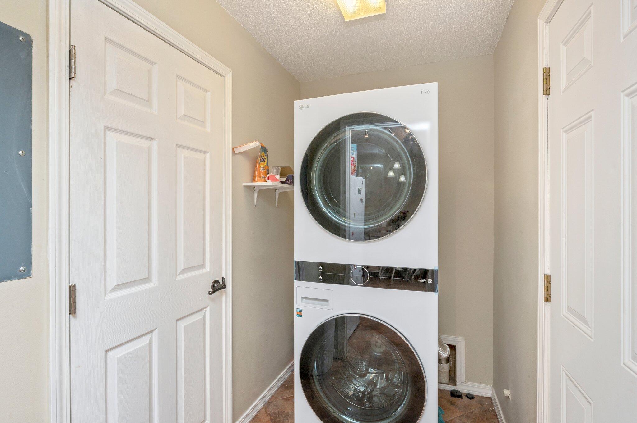 384 John King Road Crestview, FL 32539 - Photo 17 of 19 a utility room with dryer and washer