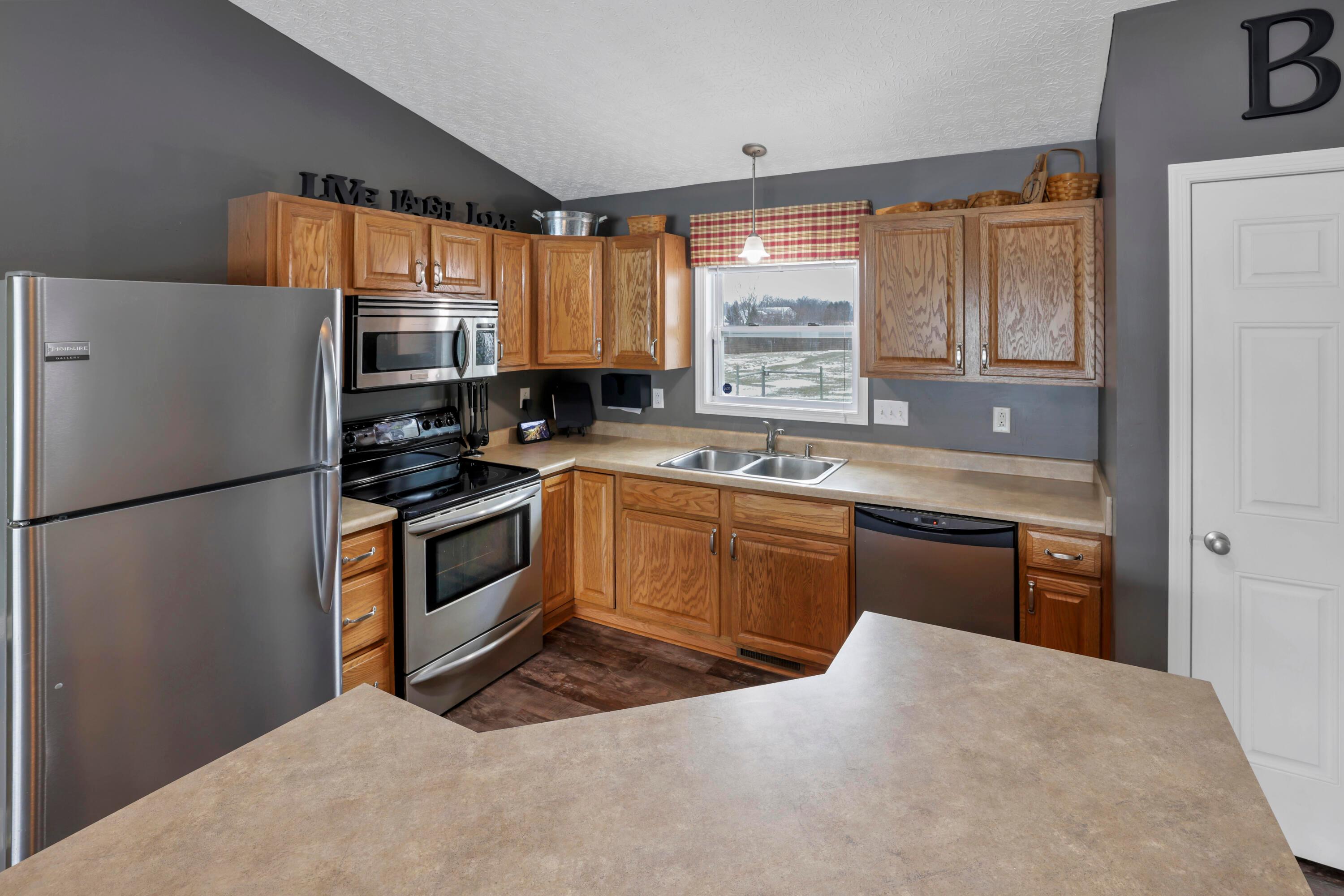 5375 York Road Southwest Pataskala, OH 43062 - Photo 15 of 70 Kitchen w/stainless steel appliances