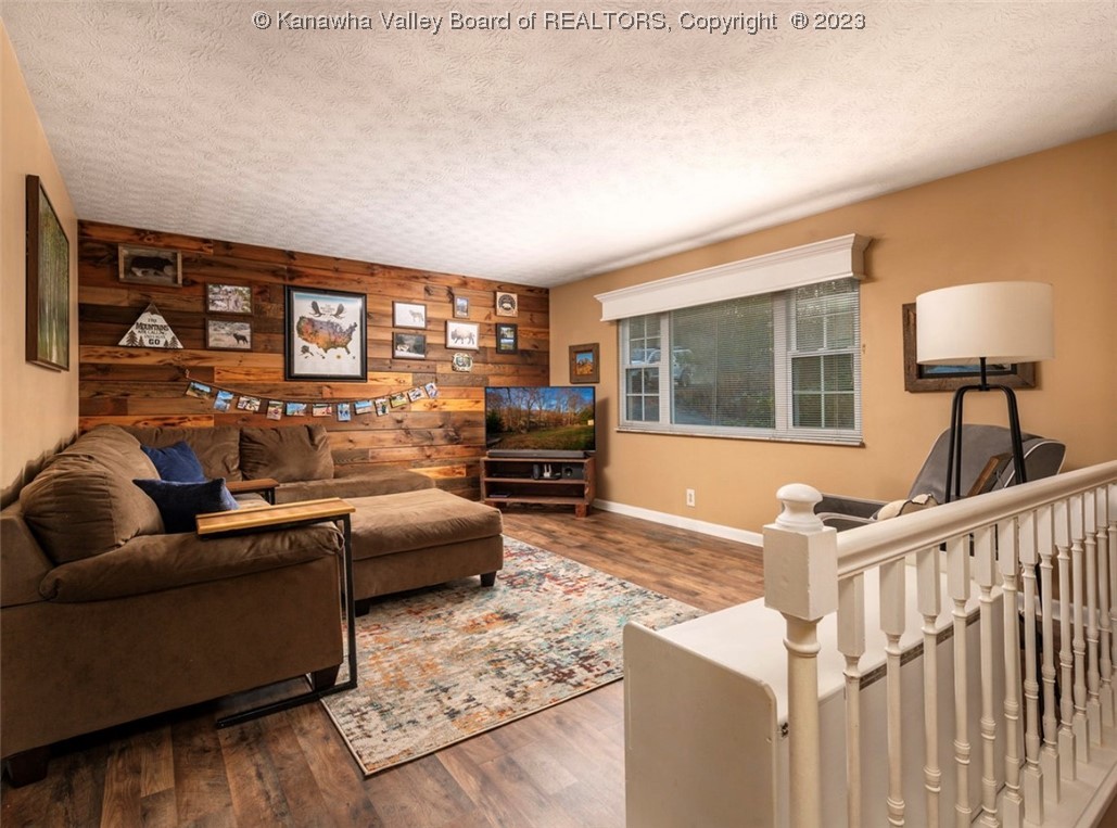 5428 Tanglewood Road Charleston, WV 25313 - Photo 8 of 21 Living room w/accent wall