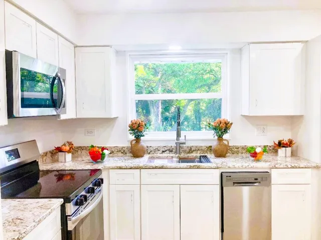 $550,000 | 808 Bridle Lane, Wheaton, IL 60187