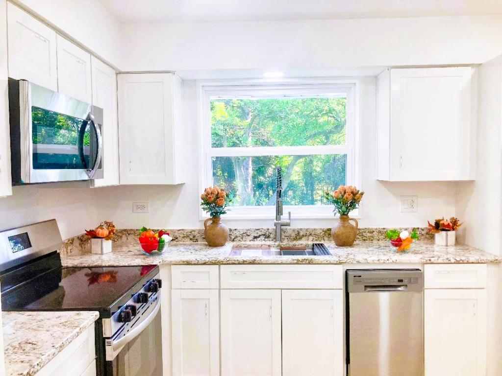 808 Bridle Lane Wheaton, IL 60187 - Photo 3 of 22