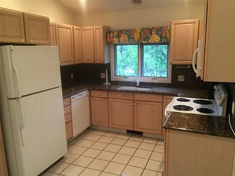 306 Dean Ridge Court, Unit 306 Cranston, RI 02920 - Photo 5 of 19 Kitchen.