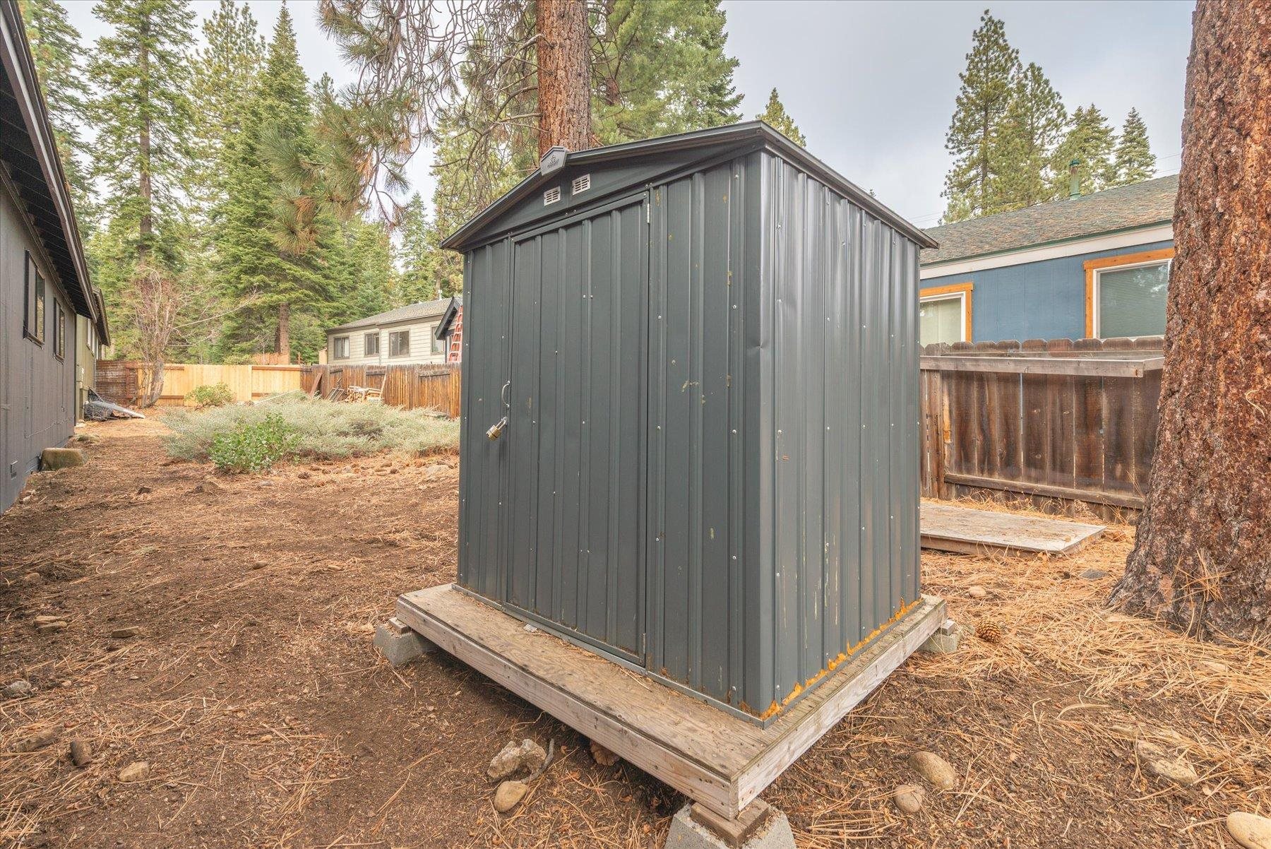 6917 Toyon Road Tahoe Vista, CA 96148 - Photo 21 of 25 a backyard of a house