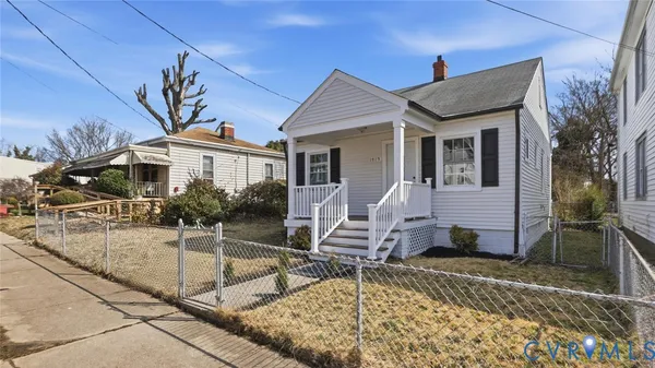 a view of a house with backyard