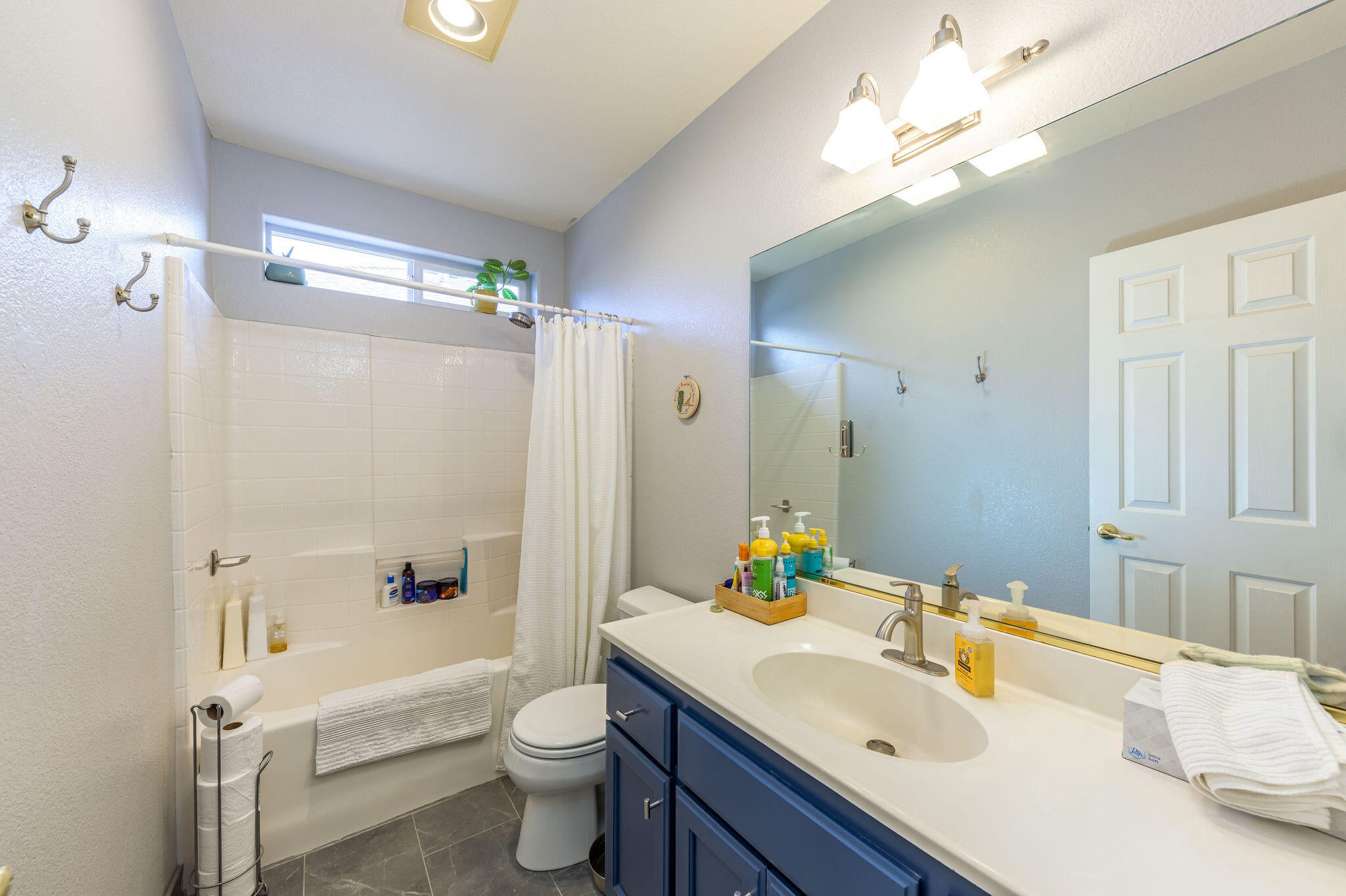 252 Jared Court Phoenix, OR 97535 - Photo 27 of 59 Shared bathroom