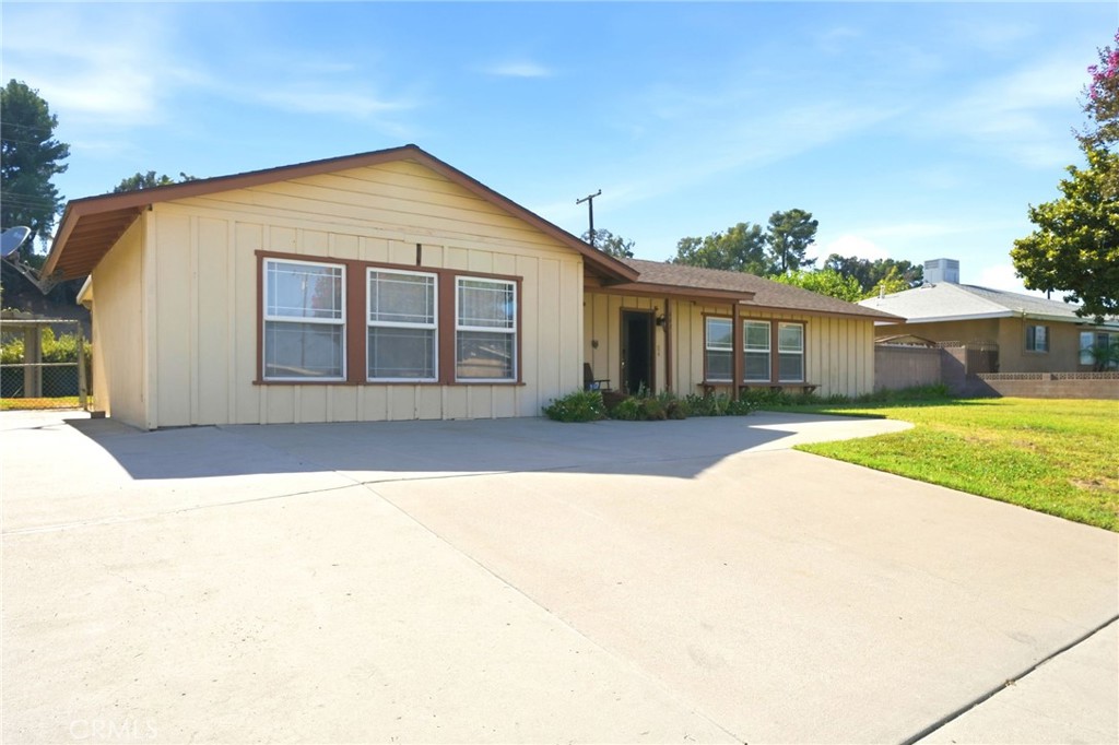 682 South Belden Street Rialto, CA 92376 - Photo 3 of 59