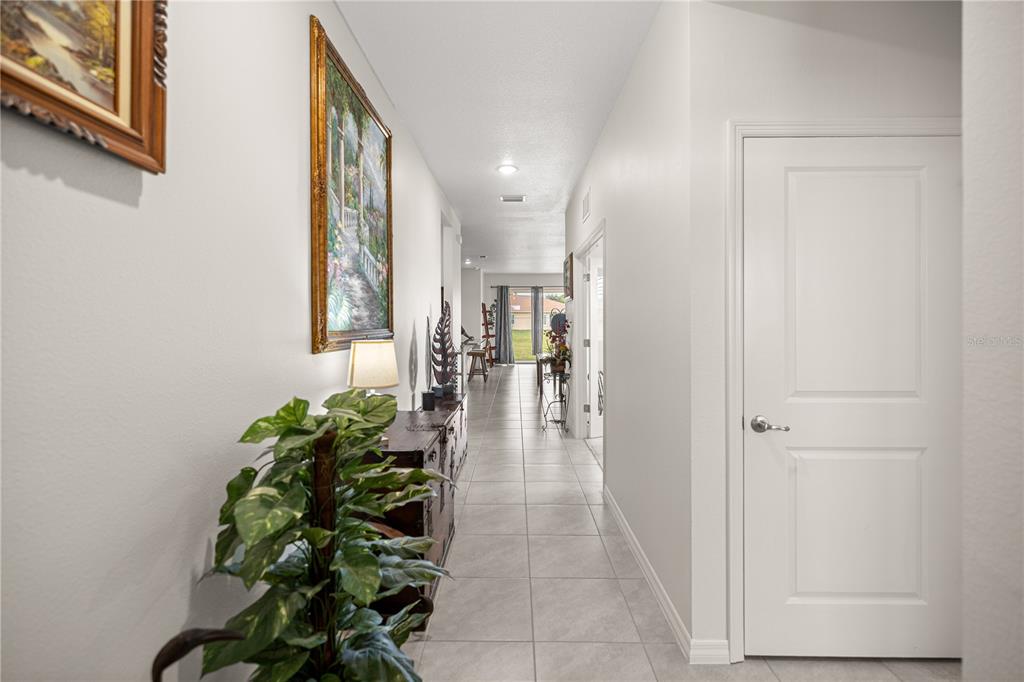 6125 Southwest 88th Loop Ocala, FL 34476 - Photo 7 of 29 a hallway with a potted plant in front of it