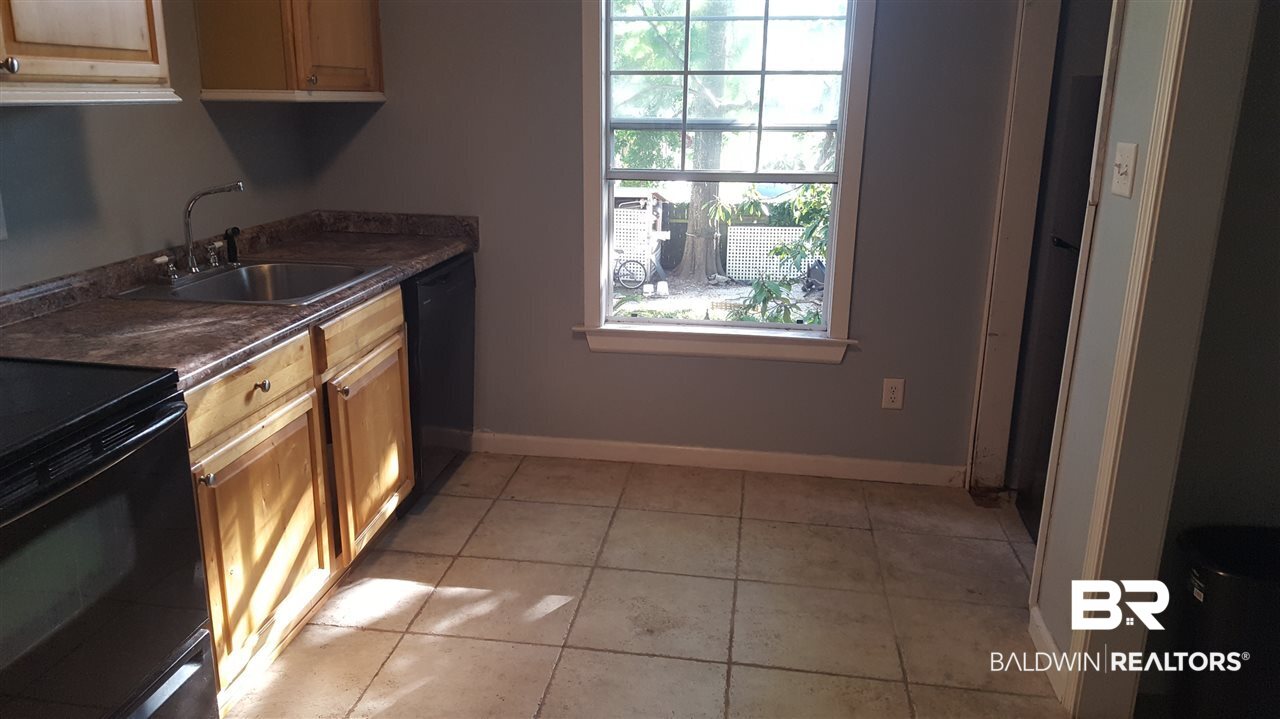 302 Congress Street Mobile, AL 36603 - Photo 14 of 18 Garage Apmt
