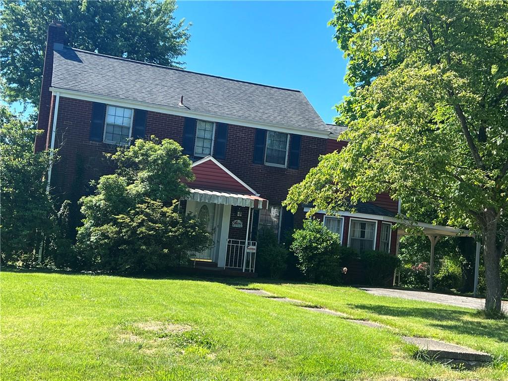 a view of a house with a yard