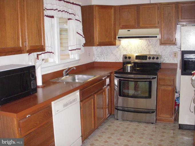 9027 Saffron Lane Silver Spring, MD 20901 - Photo 10 of 30 Kitchen