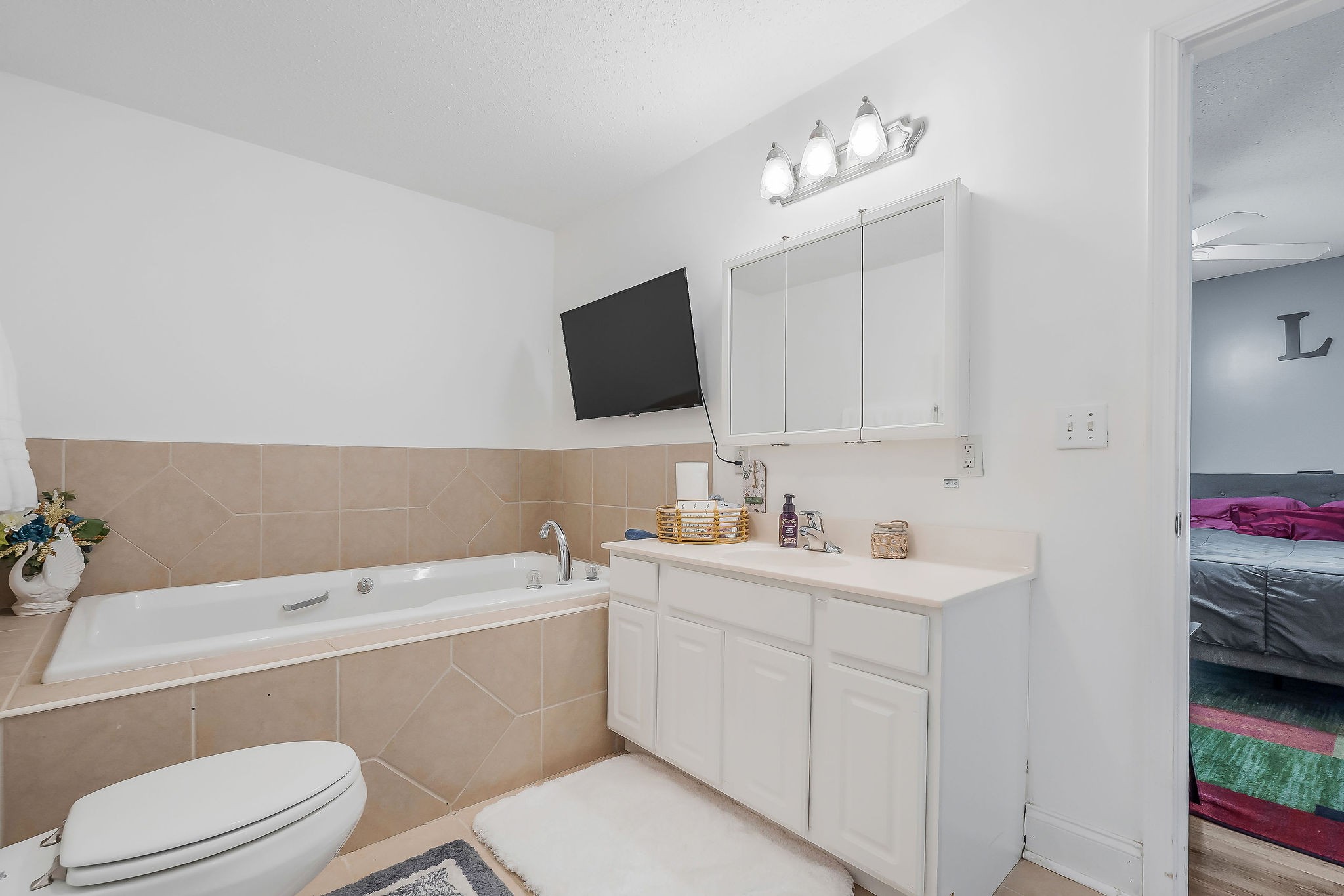341 Pumpkin Hollow Road Liberty, TN 37095 - Photo 17 of 52 a bathroom with a toilet a sink and a bathtub