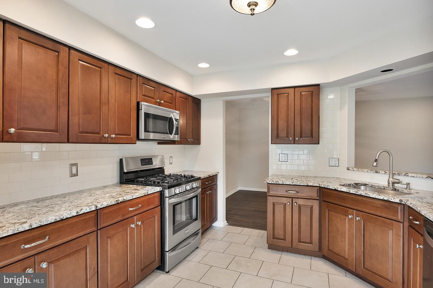 501 Oliphant Lane Mount Laurel, NJ 08054 - Photo 14 of 36