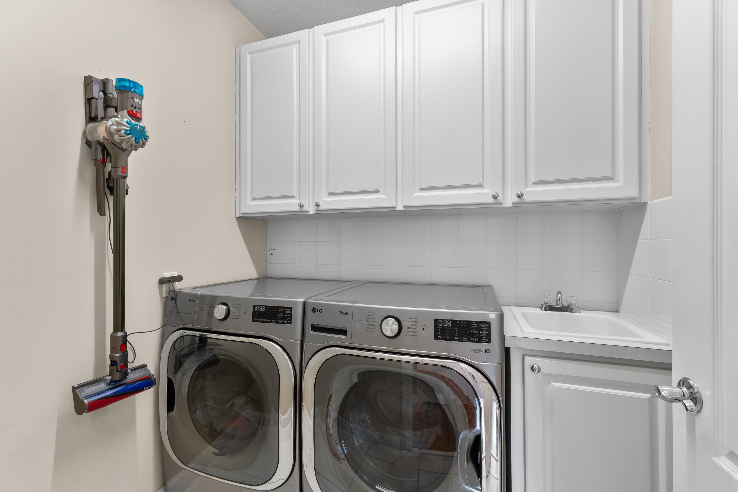 4050 Parkside Drive Jupiter, FL 33458 - Photo 36 of 59 a view of washer and dryer