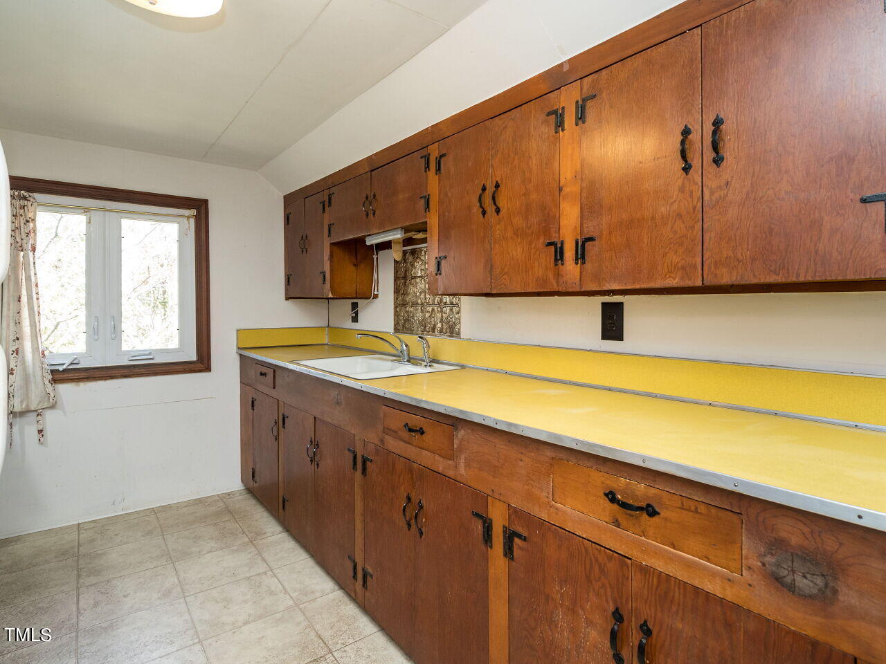 2735 Rosedale Avenue Raleigh, NC 27607 - Photo 48 of 53 048-1280x960-kitchen
