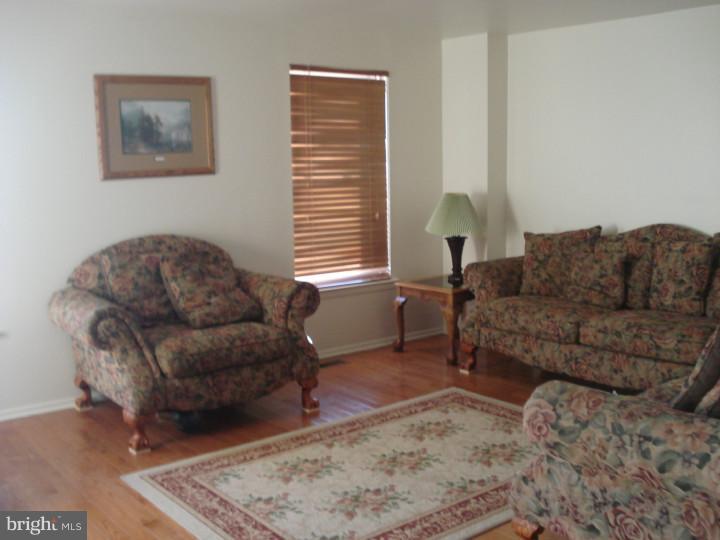 173 Rennard Street Philadelphia, PA 19116 - Photo 2 of 14 Gallery Image 2