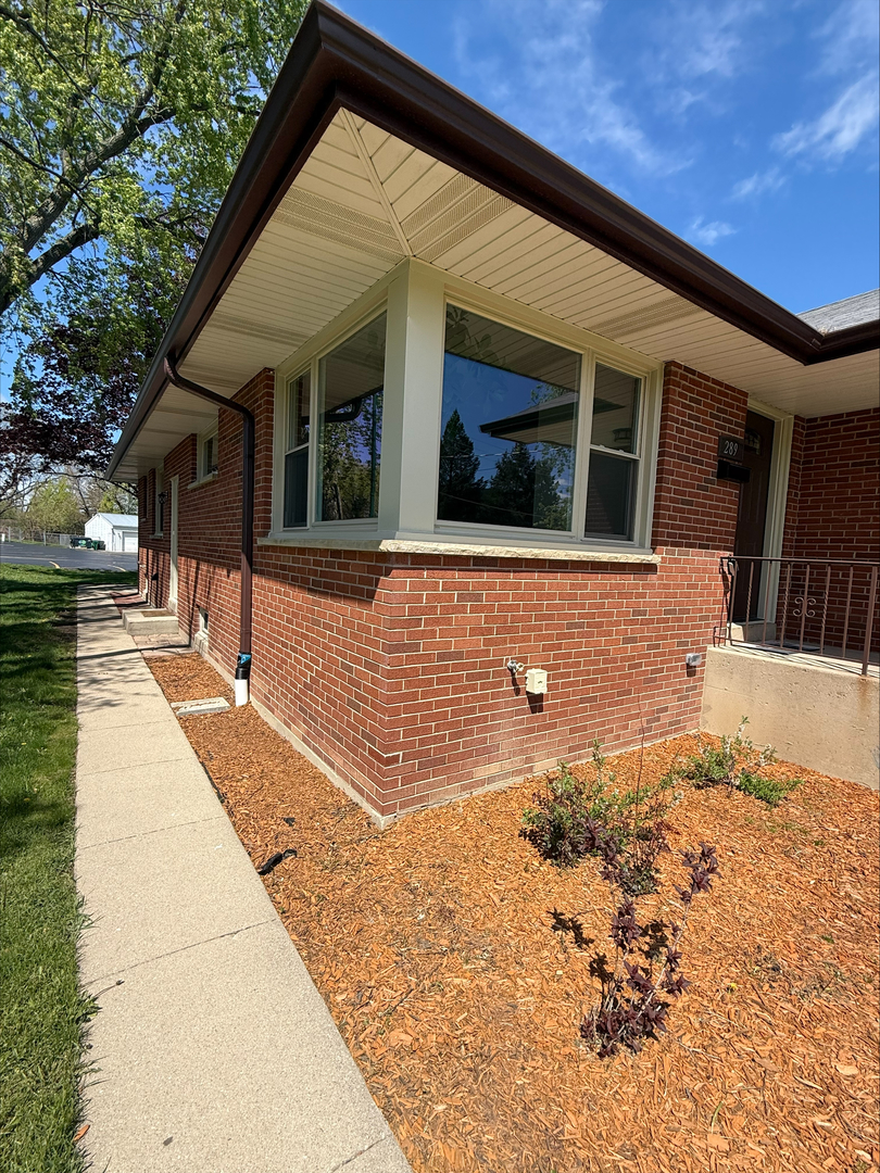 289 Chestnut Street Antioch, IL 60002 - Photo 4 of 24 a front view of a house