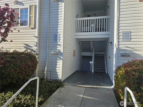 $349,950 | 11002 Southeast Petrovitsky Road, Unit F103, Renton, WA 98055