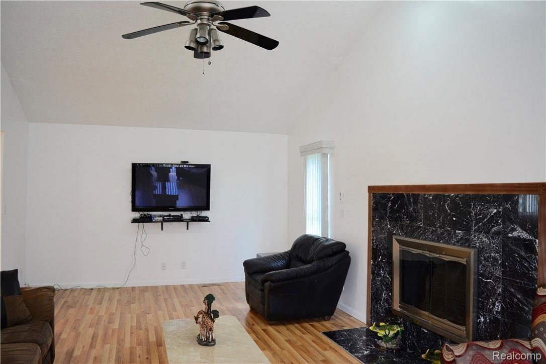 35836 Shell Drive Sterling Heights, MI 48310 - Photo 7 of 19 DSC_0095.jpg