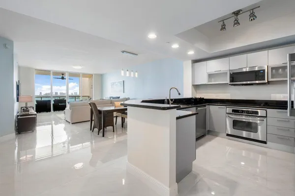 $4,200 | 2650 Lake Shore Drive, Unit 1003, Riviera Beach, FL 33404