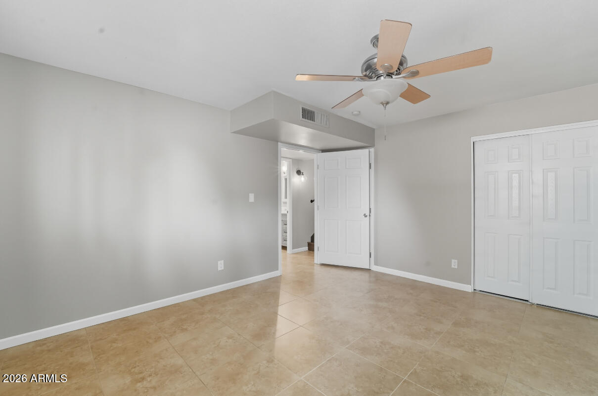 8437 East Thomas Road Scottsdale, AZ 85251 - Photo 29 of 55 an empty room with a ceiling fan and a window