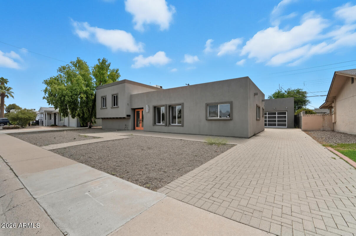 8437 East Thomas Road Scottsdale, AZ 85251 - Photo 4 of 55 a house view with a outdoor space