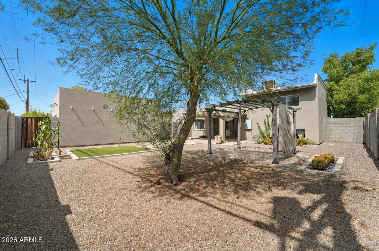 8437 East Thomas Road Scottsdale, AZ 85251 - Photo 43 of 55 a house that has a tree in front of it