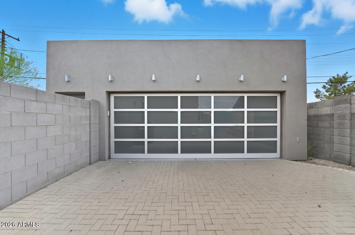 8437 East Thomas Road Scottsdale, AZ 85251 - Photo 50 of 55 a view of an empty room with a empty space and a window